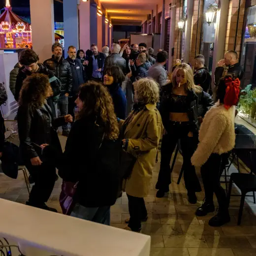 Il pubblico balla sotto i portici durante la serata con Flavio Vecchi