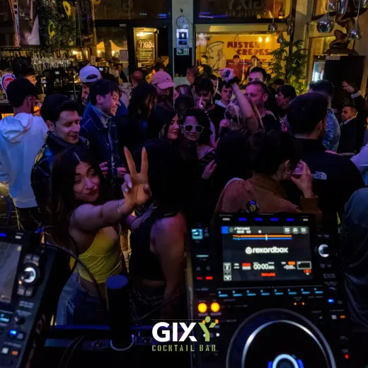La pista piena vista dalla consolle durante Baila Conmigo