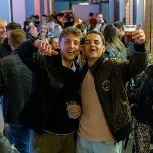 Un gruppo di amici sorride durante Baila Conmigo